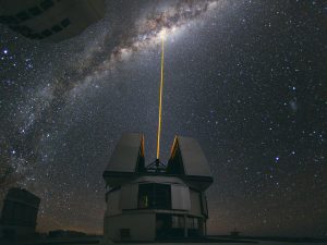 Laser_Towards_Milky_Ways_Centre.jpg
