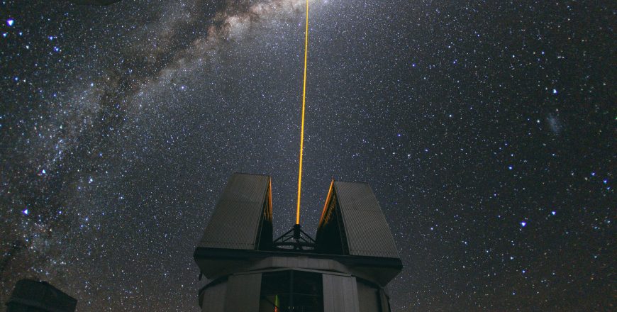 Laser_Towards_Milky_Ways_Centre.jpg